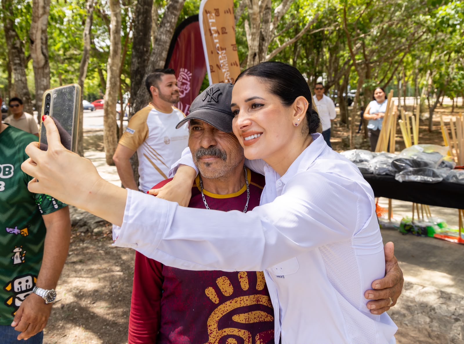 Playa del Carmen entrega equipo para mantenimiento deportivo