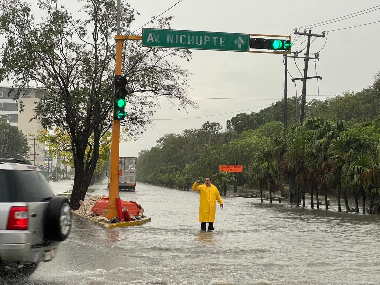 Fuertes lluvias afectan vialidades en Cancún este martes