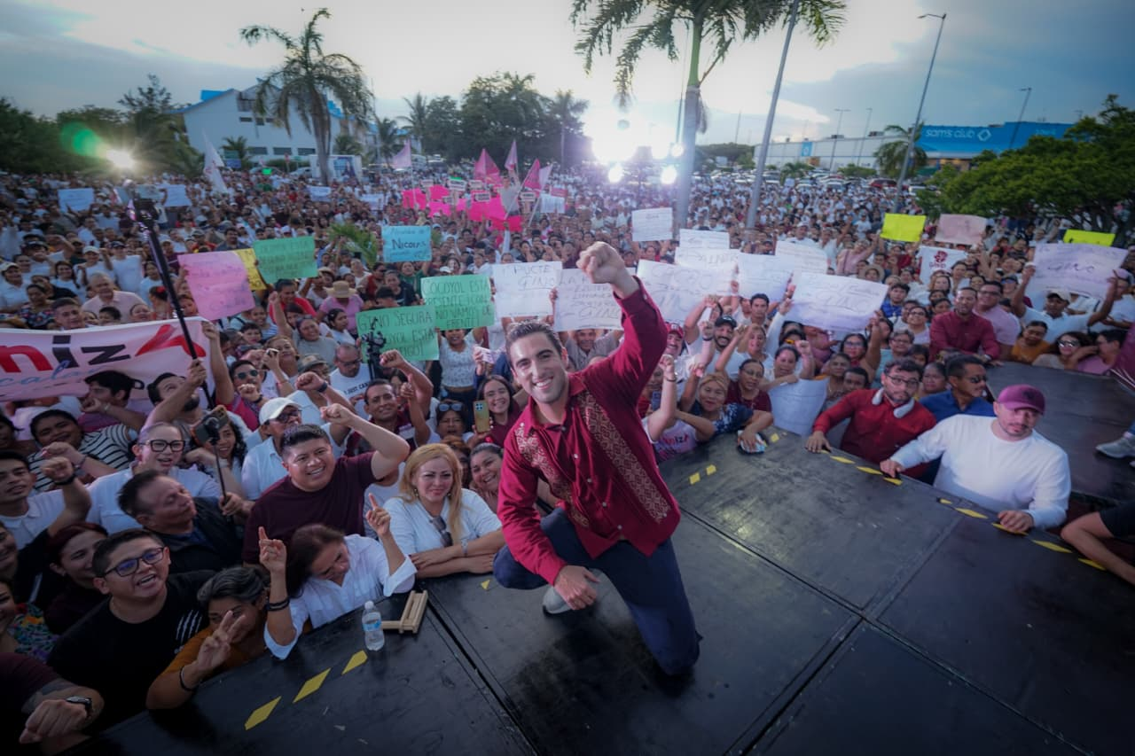 Gino Segura lidera marcha de 10 mil en Chetumal por Morena