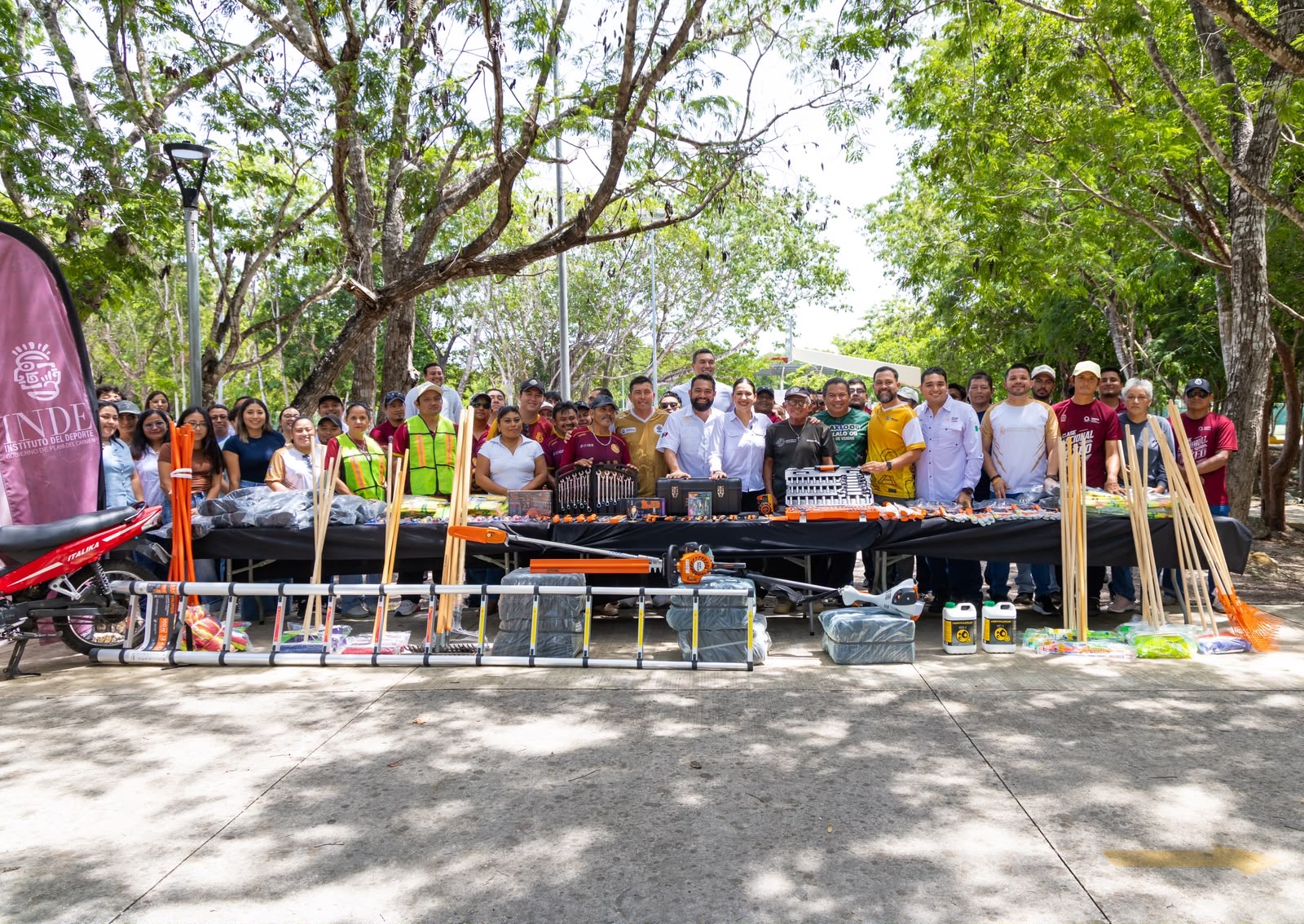 Playa del Carmen entrega equipo para mantenimiento deportivo