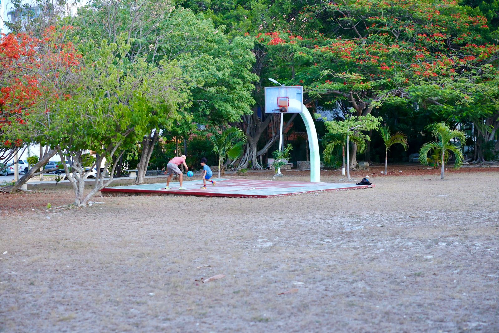 Ayuntamiento ilumina parque en SM 4 para seguridad ciudadana