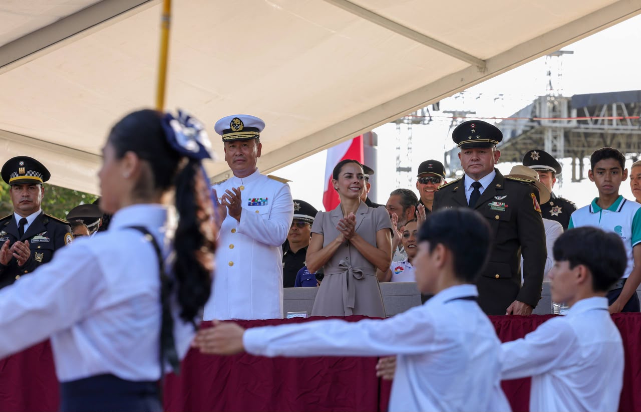 Desfile cívico-militar reúne a más de 5 mil en Cancún