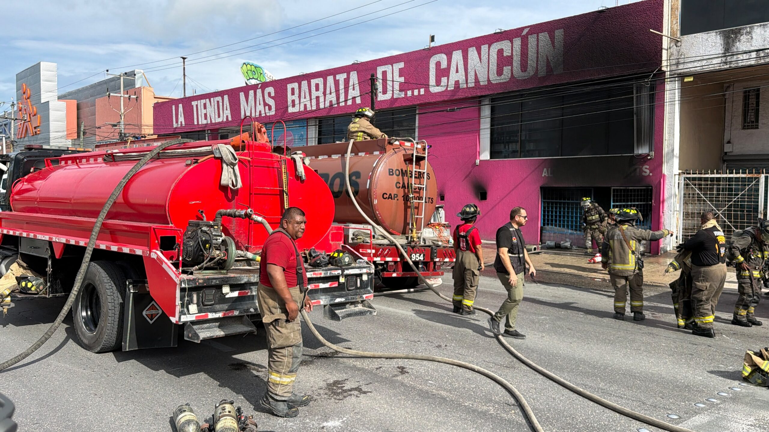 Incendio daña tienda en avenida López Portillo, Cancún