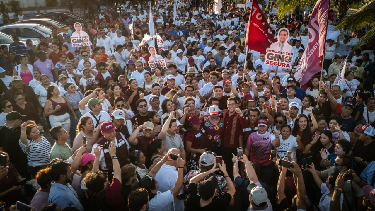 Gino Segura lidera marcha de 10 mil en Chetumal por Morena