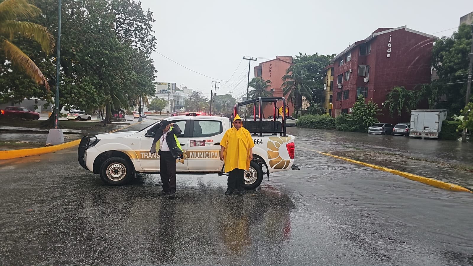 Policía Cancún cierra vialidades por encharcamientos graves
