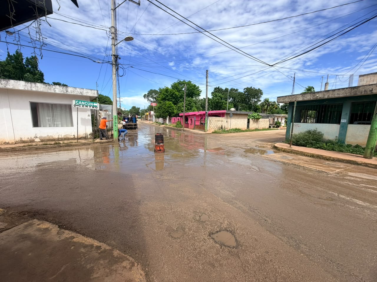 Lázaro Cárdenas rehabilita vialidad afectada por inundaciones