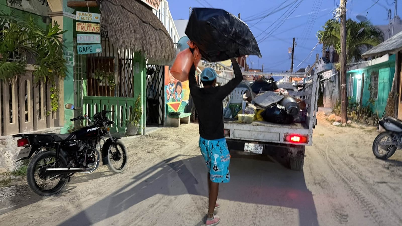 Brigadas limpian Holbox diariamente para turistas y locales