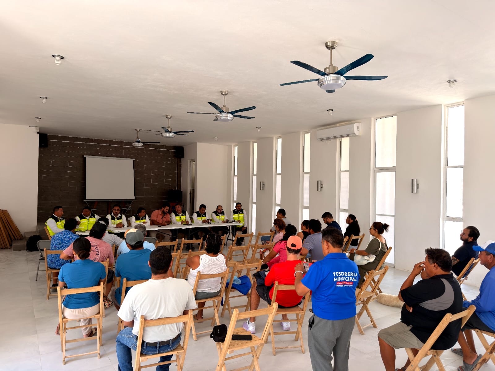 Ayuntamiento de Lázaro Cárdenas impulsa mejoras eléctricas en Holbox