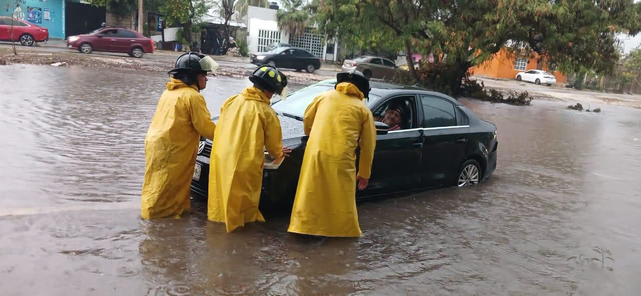 Brigadas atienden fuertes lluvias y mantienen vialidad en Cancún