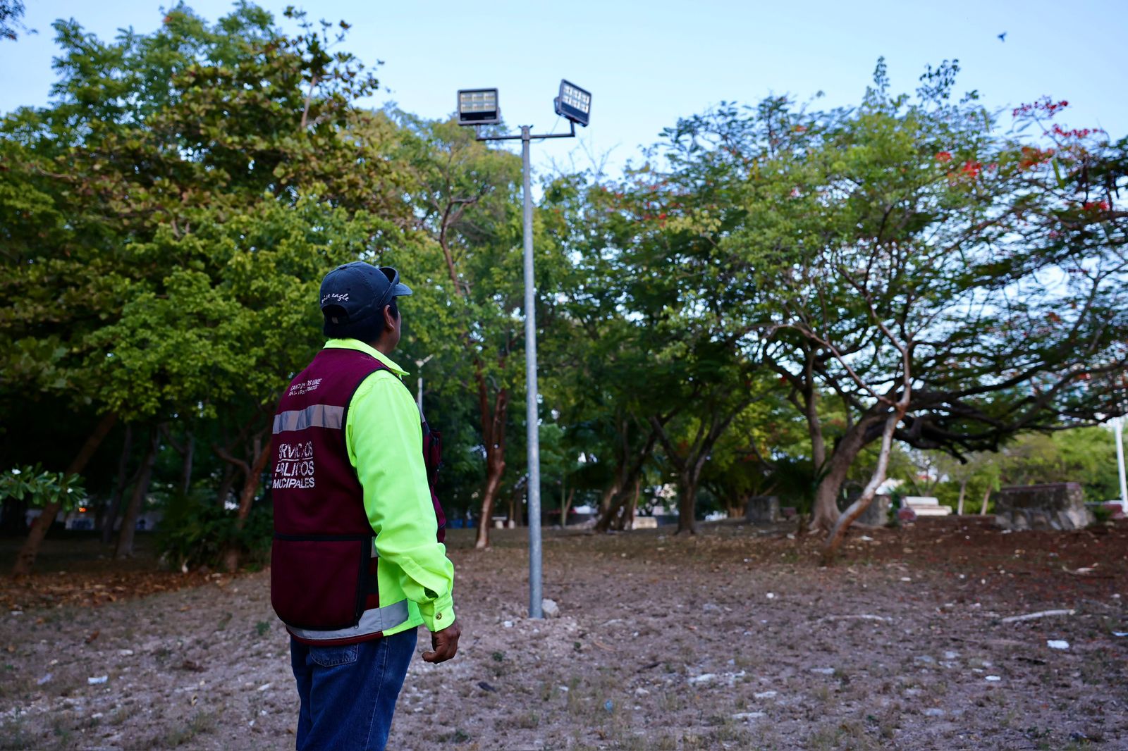 Ayuntamiento ilumina parque en SM 4 para seguridad ciudadana