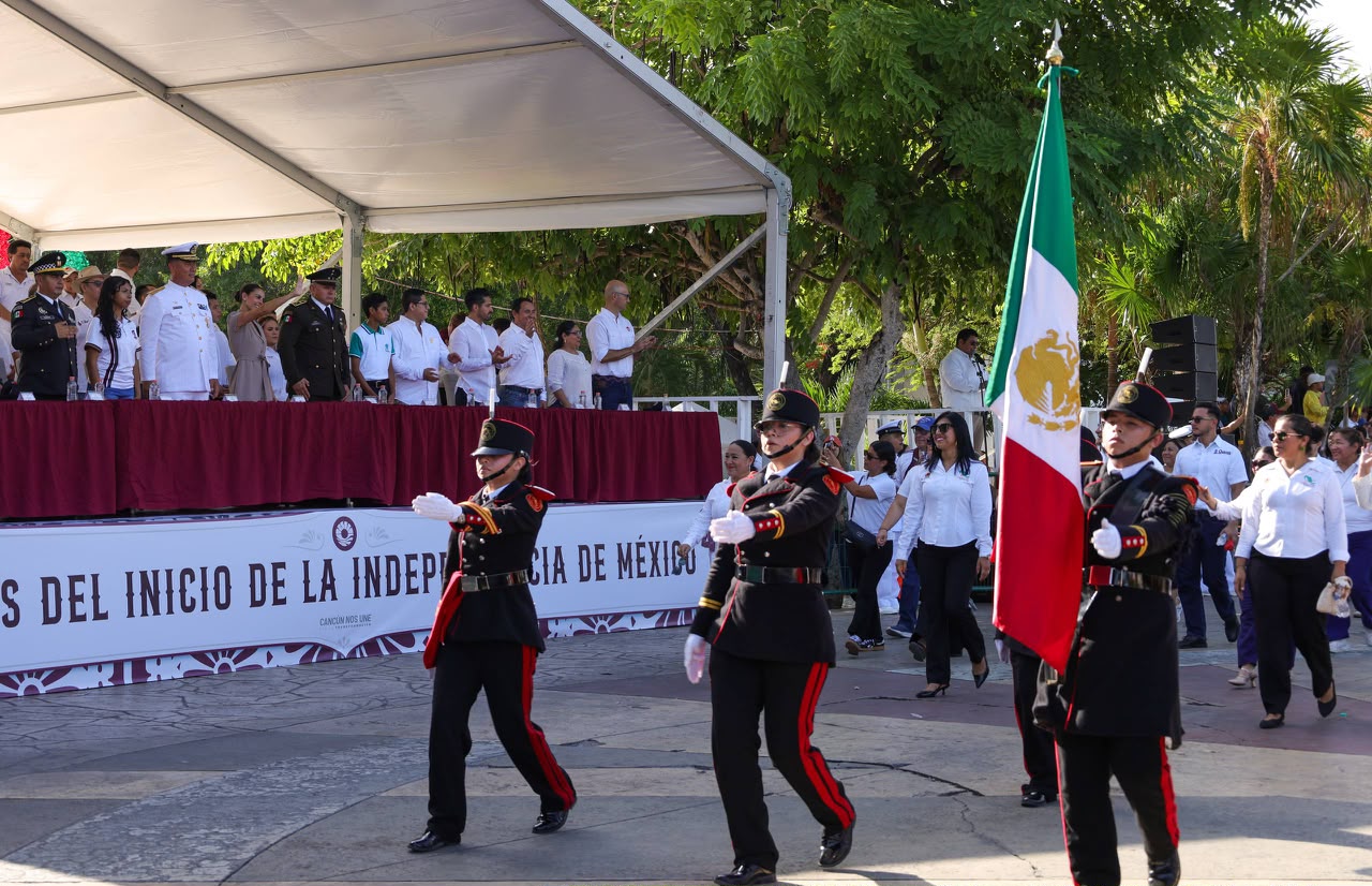 Desfile cívico-militar reúne a más de 5 mil en Cancún