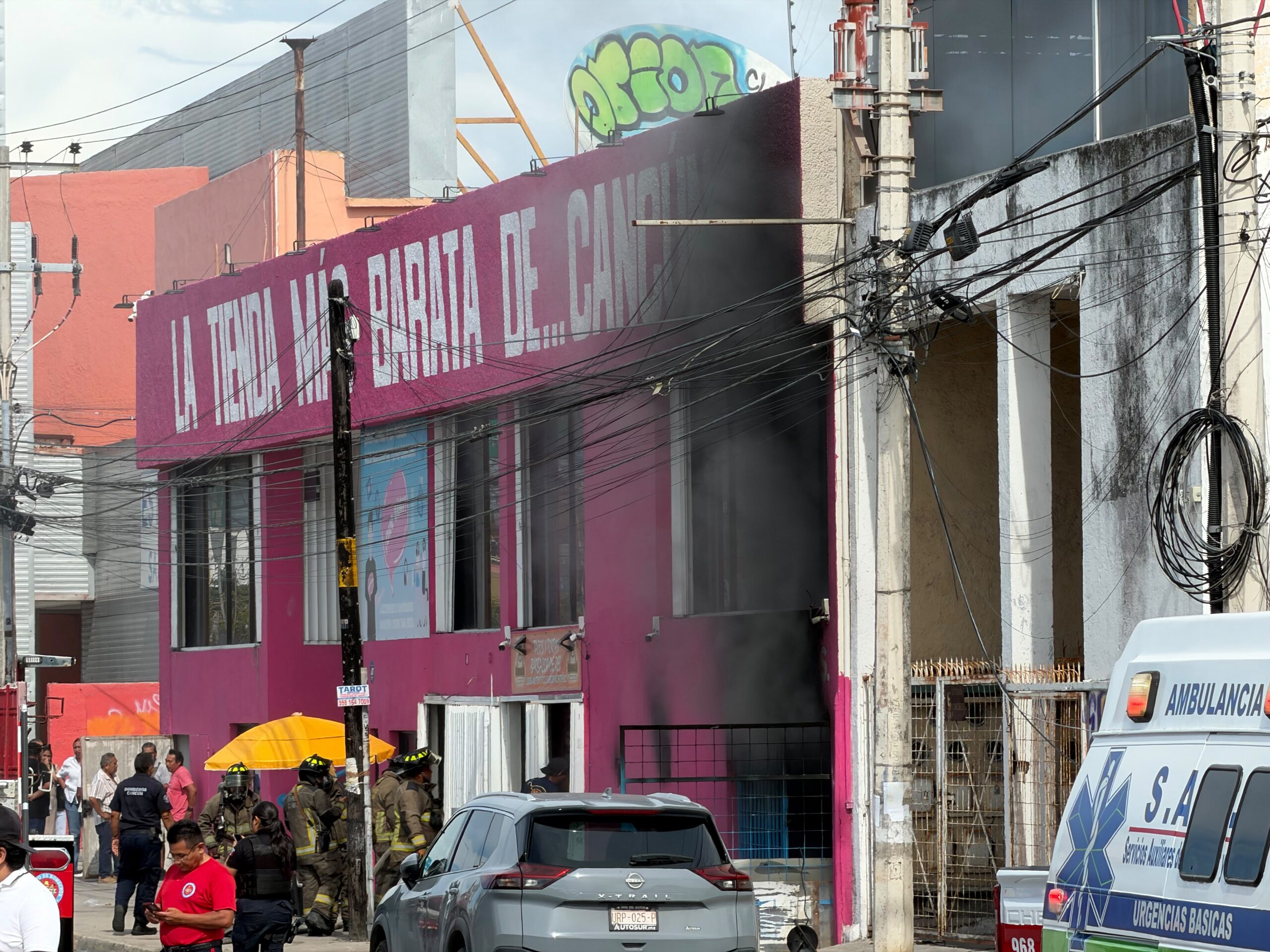 Incendio daña tienda en avenida López Portillo, Cancún