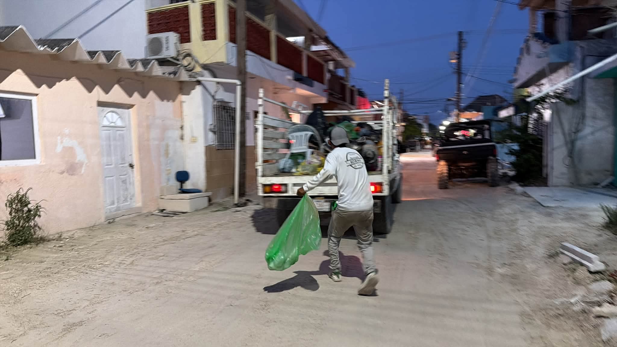 Brigadas limpian Holbox diariamente para turistas y locales