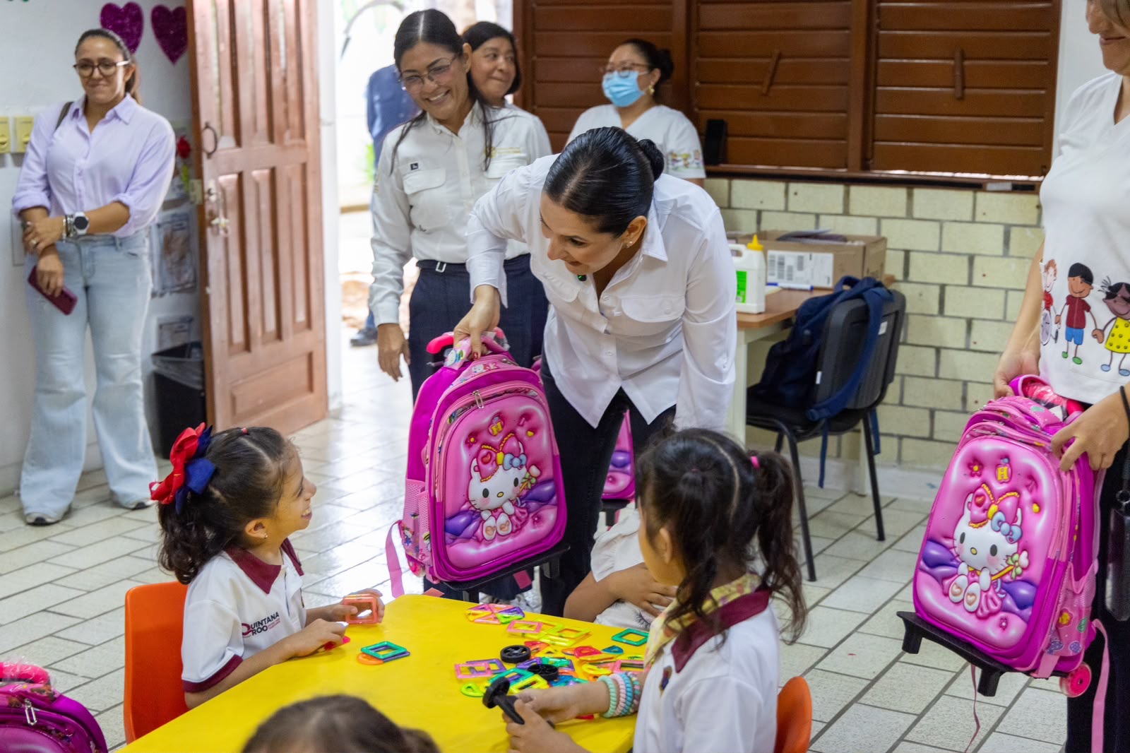 Playa del Carmen entrega mochilas a estudiantes con discapacidad