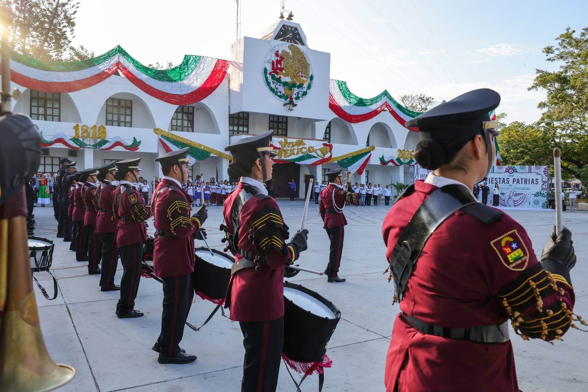 Cancún inicia septiembre con izamiento de bandera nacional