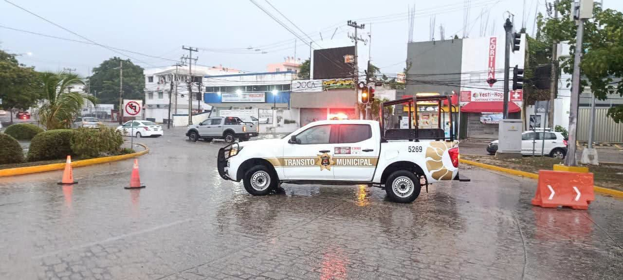 Brigadas atienden fuertes lluvias y mantienen vialidad en Cancún
