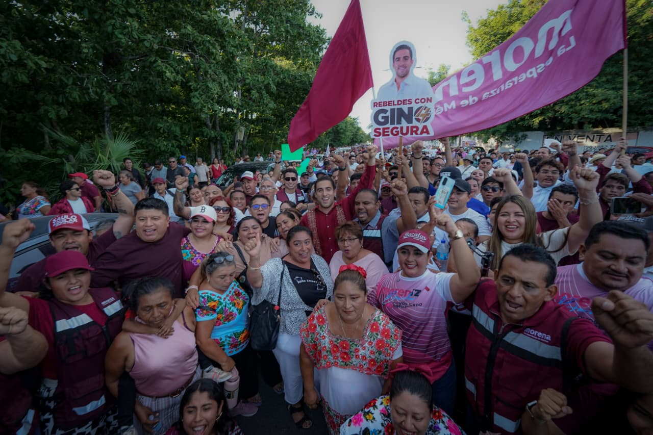 Gino Segura lidera marcha de 10 mil en Chetumal por Morena