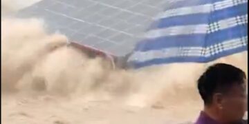 VIDEO; Edificio es arrastrado por inundaci贸n causa impacto en China