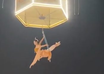 VIDEO; Acróbata cae de 10 metros en show aéreo