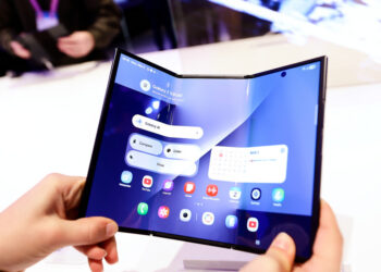 VIDEO; Samsung trolea a Apple por su primer plegable