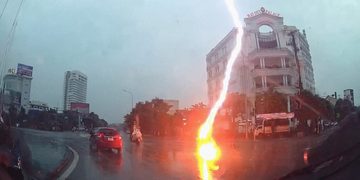VIDEO; Mujer en moto es alcanzada por un rayo