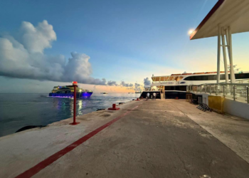 Chocan dos ferries en muelle de Cozumel