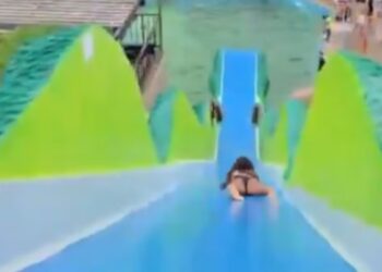 VIDEO; Joven queda inconsciente después de lanzarse en tobogán