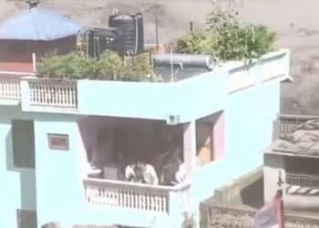 VIDEO; Así  quedó una familia atrapada en la inundación de Nepal