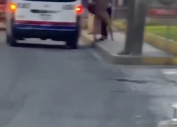 VIDEO: Hombre desnudo ataca a mujer que esperaba transporte