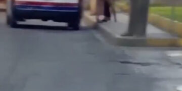 VIDEO: Hombre desnudo ataca a mujer que esperaba transporte