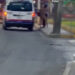 VIDEO: Hombre desnudo ataca a mujer que esperaba transporte