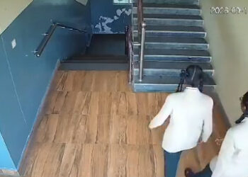 VIDEO; Niña de 9 años muere tras caer por escaleras