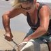 VIDEO; Mujer libera a tiburón de un anzuelo y se hace viral