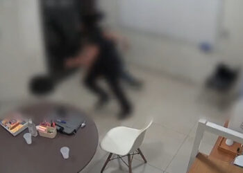 VIDEO; Alumno apuñala a su maestro tras reprobar examen