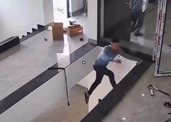 VIDEO; Hombre cae del segundo piso en una casa en construcción por ver su celular