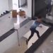 VIDEO; Hombre cae del segundo piso en una casa en construcción por ver su celular