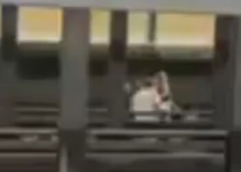 VIDEO: Jóvenes son arrollados por tren en Nueva York; investigan caso