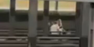 VIDEO: Jóvenes son arrollados por tren en Nueva York; investigan caso
