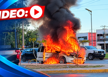 VIDEO: Camioneta se incendia en pleno semáforo de Cancún