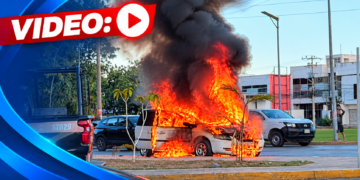 VIDEO: Camioneta se incendia en pleno semáforo de Cancún