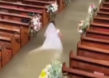 VIDEO; Novia desafía inundación y llega al altar en Filipinas