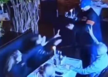 VIDEO; Hombre intenta matar a su ex esposa en restaurante