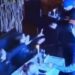 VIDEO; Hombre intenta matar a su ex esposa en restaurante