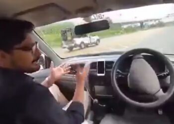 VIDEO; Presumía que su coche se manejaba solo, pero terminó chocando
