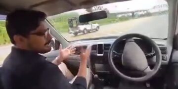 VIDEO; Presum铆a que su coche se manejaba solo, pero termin贸 chocando