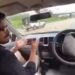 VIDEO; Presumía que su coche se manejaba solo, pero terminó chocando