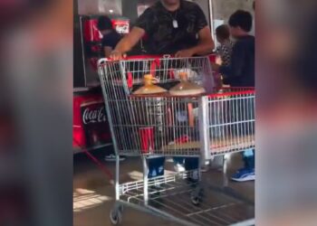 VIDEO; Familia llena garrafones con refresco en un supemercado