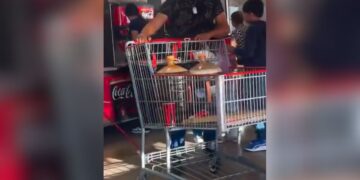 VIDEO; Familia llena garrafones con refresco en un supemercado