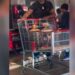 VIDEO; Familia llena garrafones con refresco en un supemercado