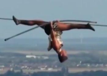 VIDEO; Equilibrista a 80 metros de altura desafía al vacío